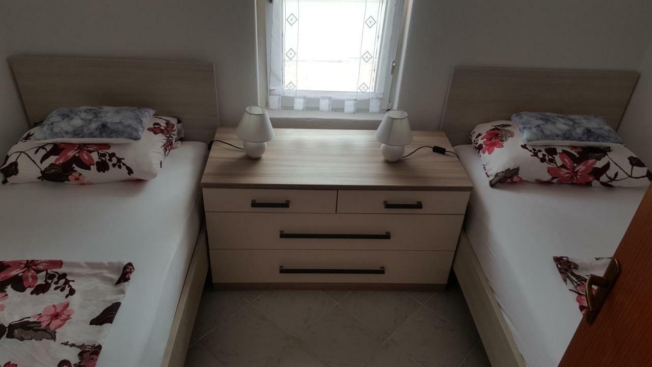 Apartamento Haus Zarko Vir Exterior foto